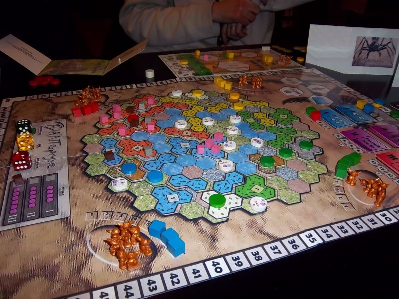 La lutte pour l'espace vital est rude... les cubes roses : la nourriture. Les cubes marrons : la terre. Les cube gris : du gravier. Ce sont les 3 grandes ressources du jeu.