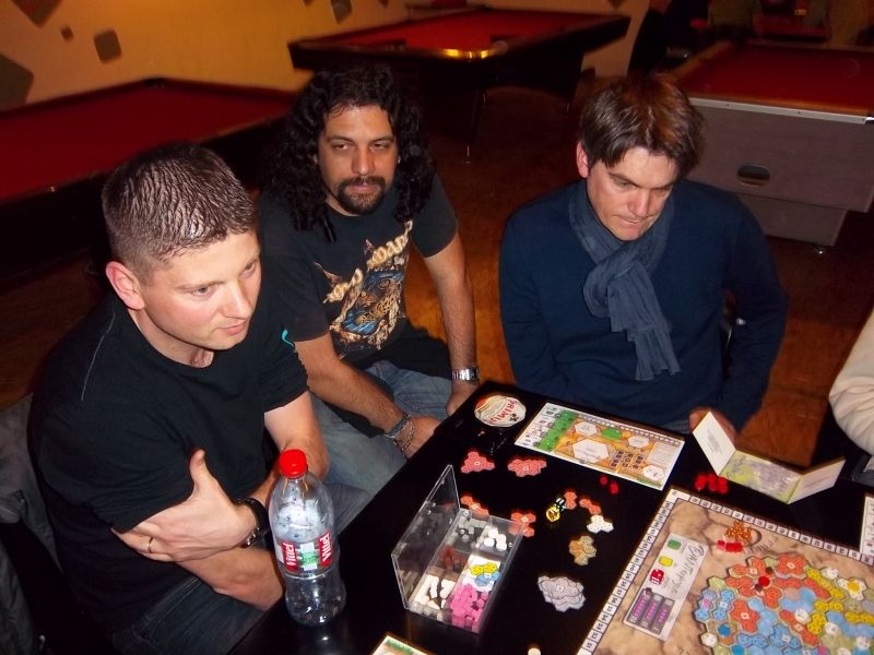 Monsieur Pacific23, en compagnie de monsieur Bloodyraoul et monsieur Unkle. Après la partie, Nous avons évoqué quelques idées de règlages...