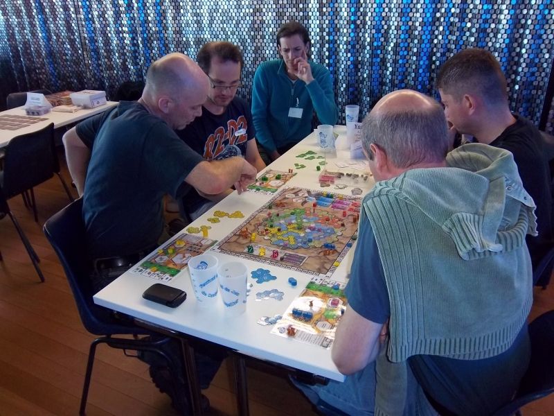 Messieurs Palferso, Grunt, Tyrion et l'auteur himself s'affrontent sur une nouvelle partie-test de Myrmes, sous le regard attentif de monsieur Loïc Lamy.