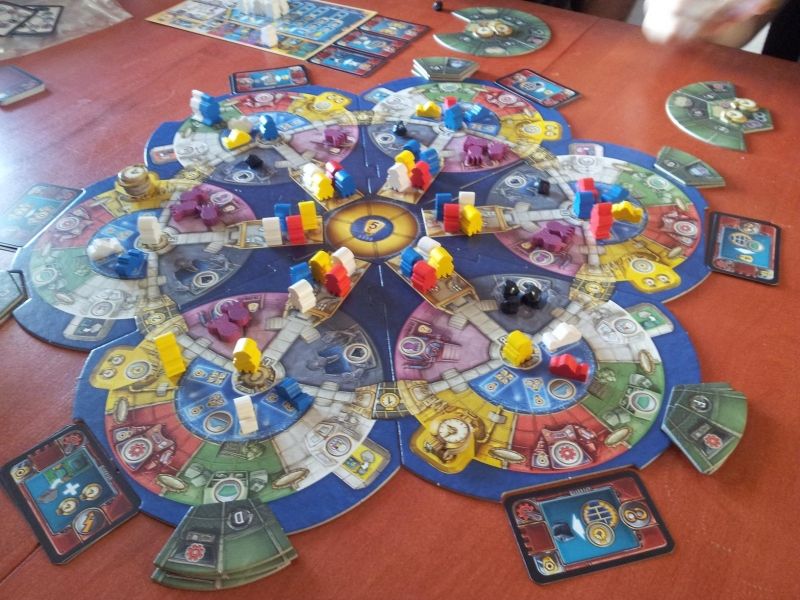 Le plateau en cours de partie avec plein de robots tout partout :)