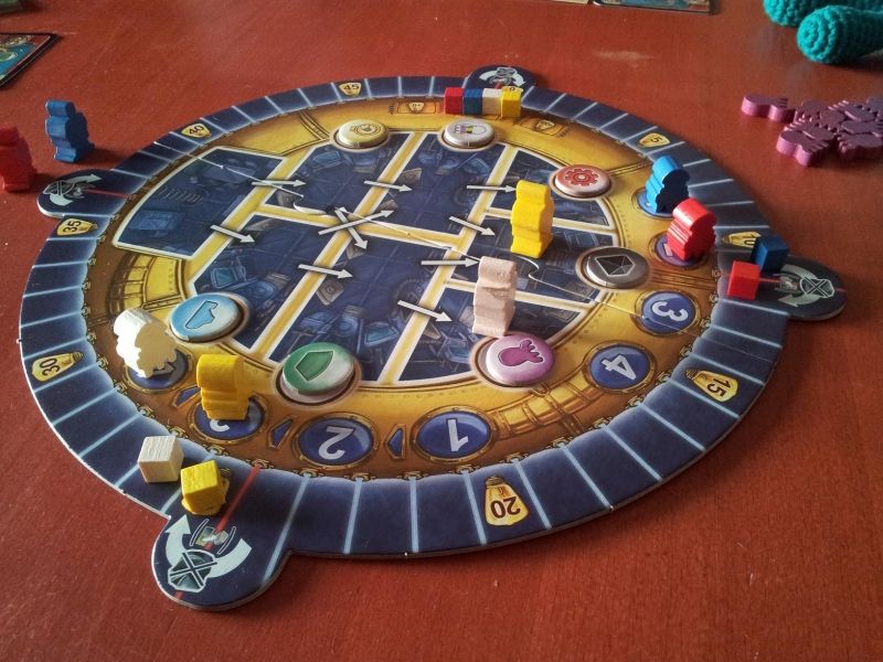 Le plateau de programmation des actions qui est différent à chaque manche et les scores autour avec ces maudits lasers !!!