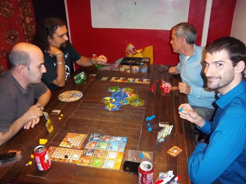 La seconde partie d'Archipelago qui se jouait à coté. Le regard malicieux de monsieur Nicolas est prémonitoire : il va gagné cette partie (en ayant été très fourbe paraît-il). 