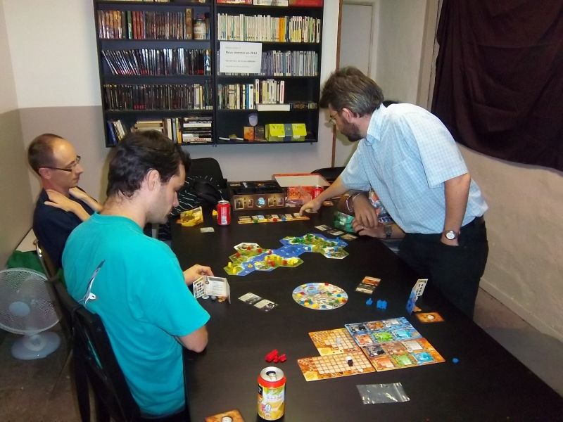 A coté, l'autre partie d'Archipelago, avec messieurs Fabrice, Bart, Bloodyraoul (caché) et Briac. 