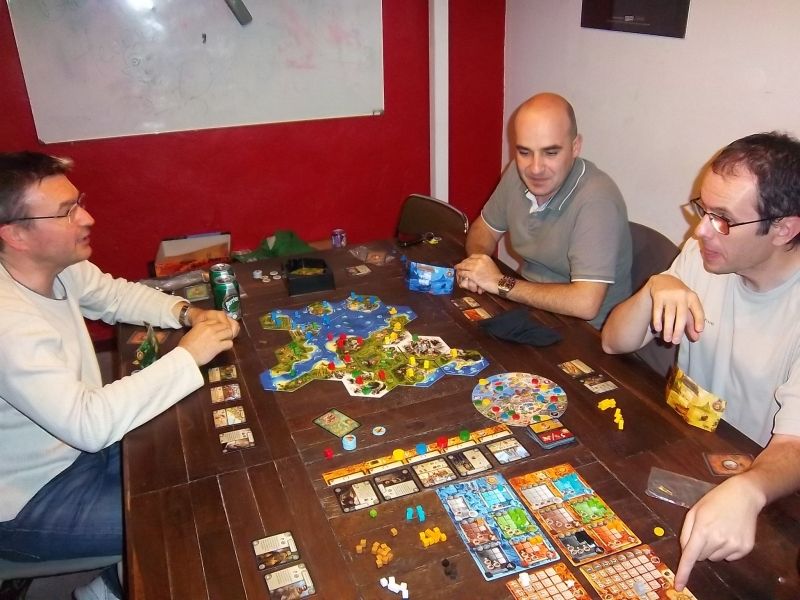 La partie est restée animée malgré l'heure tardive.