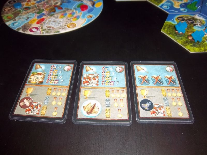 La partie est terminée, les objectifs sont révélés...Celui de monsieur Cormyr à gauche, le mien au centre, celui de monsieur Briac à droite. 