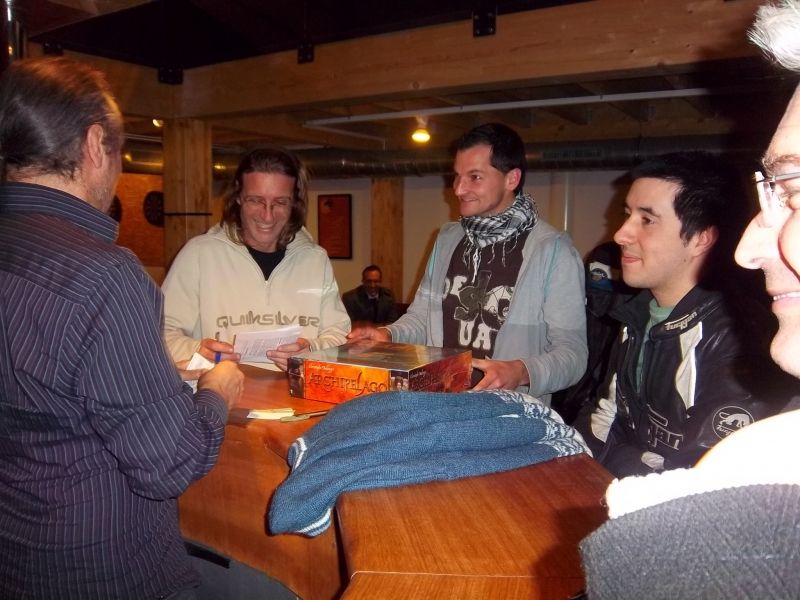 monsieur Guillaume, le vainqueur reçoit une boîte d'Archipelago (ça tombe bien, il ne l'avait pas), des mains de l'auteur et de monsieur Denis, patron de la Barakajeux. 