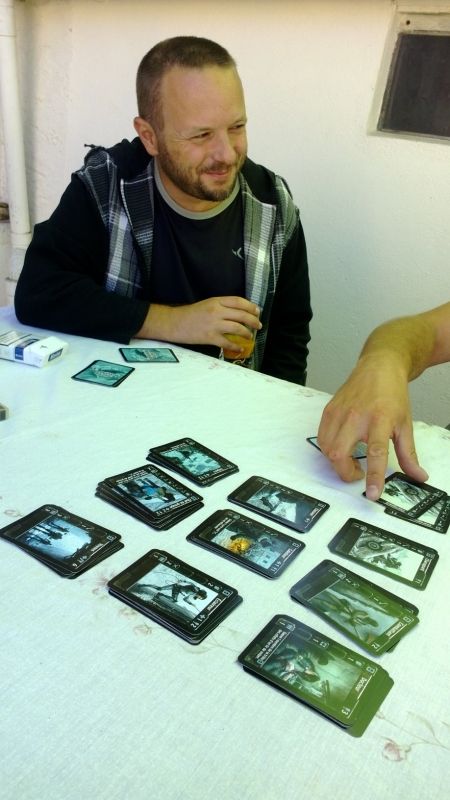 Antone surveille Zom mais avec le sourire