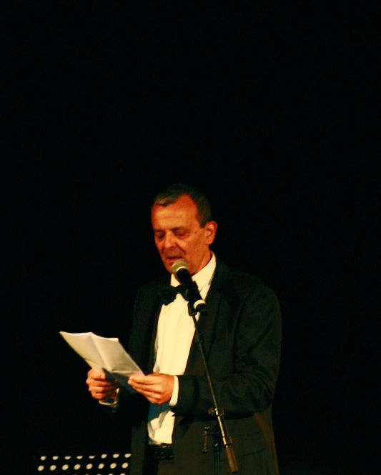 Le maître de cérémonie nous annonce qu'il présentera cette cérémonie pour la dernière année...