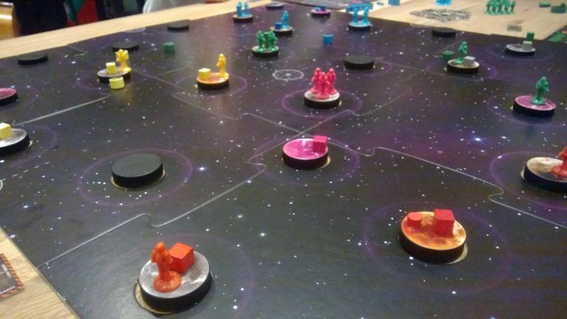 le plateau, chacun explore son coin tranquillou à coup de pichenette