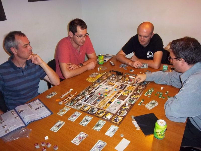 A droite, monsieur Cormyr explique les règles pour monsieur Xavier au beau T-Shirt noir, sous les regards attentifs de messieurs Zhor et Luc.