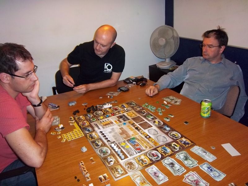 Notez la position de monsieur Cormyr : le bras gauche qui pendouille avec nonchalance, l'épi dressé sur la tête, un air froid et déterminé : il est en mode "Automobile" !