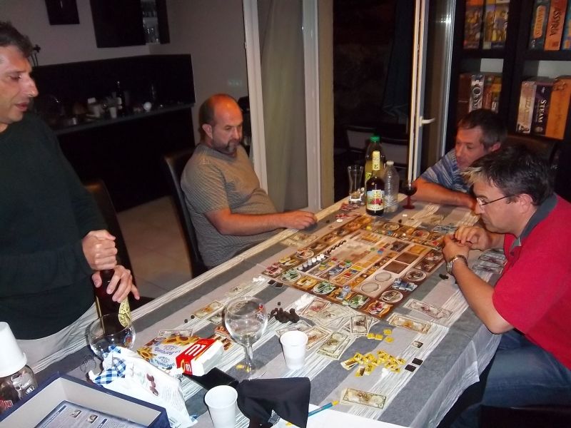 Monsieur Papi est satisfait de sa dernière action : il ouvre donc une nouvelle bouteille de bière. Les autres joueurs semblent perplexes...