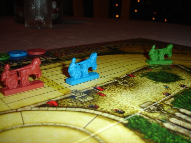 Le cheval vert est en tête et le restera jusqu'au bout.