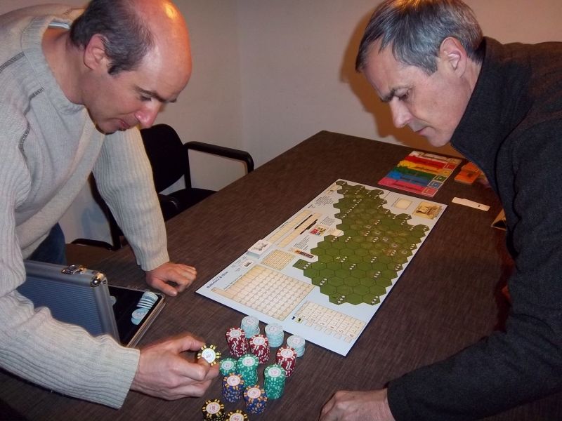 Mes deux adversaires préparent le jeu, et comme pour un 18xx, nous utilisons des jetons de poker