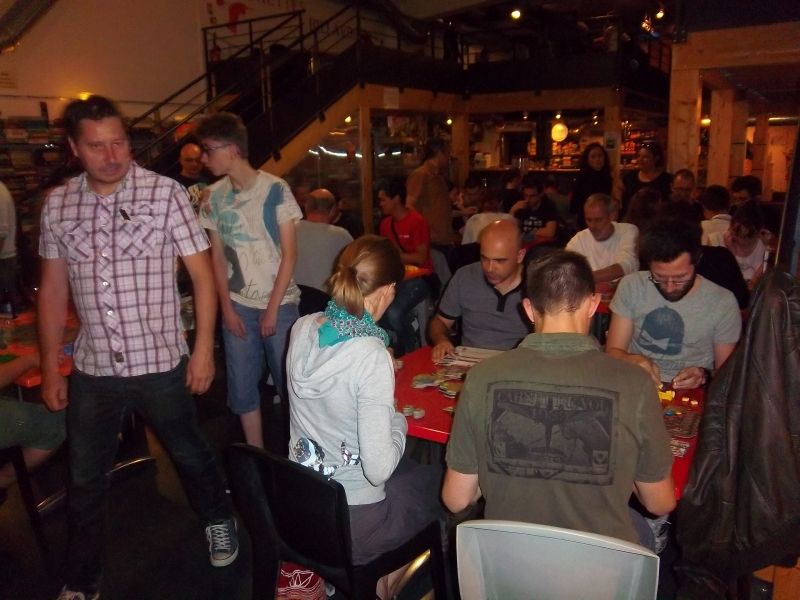 Les parties de Barony sont lancées, sous le regard de l'auteur (le monsieur à gauche avec la chemise à carreaux). 