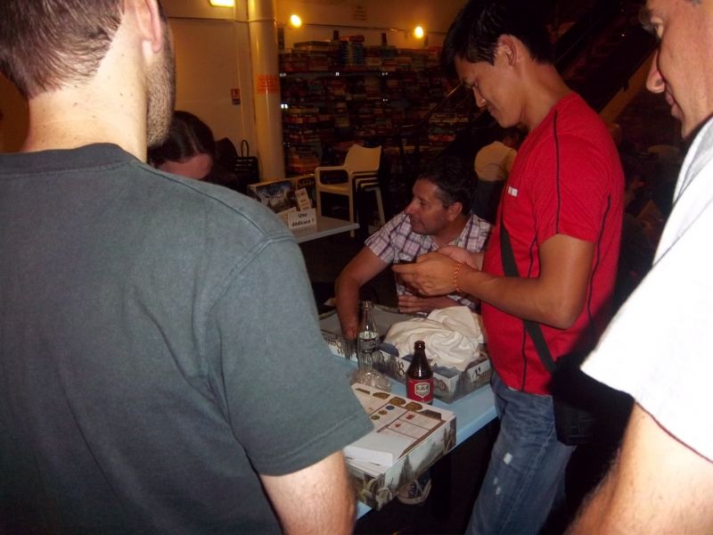 Marc André s'est prêté gentiment à l'exercice des dédicaces...