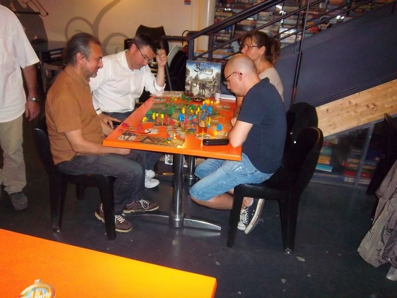 Une belle table : M. Denis, patron de la Barakajeu, M. Cormyr, Dame Sylvie (qui se demande si les verts vont encore gagner) et M. Patrice de Lud'm.