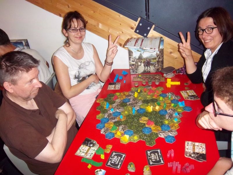 Dame Aurélie et Dame Sabine, très confiantes... leurs adversaires le semblent moins  (deux joueurs auxquels j'ai eu le plaisir d' expliquer Lancaster durant la Nuit du jeu).