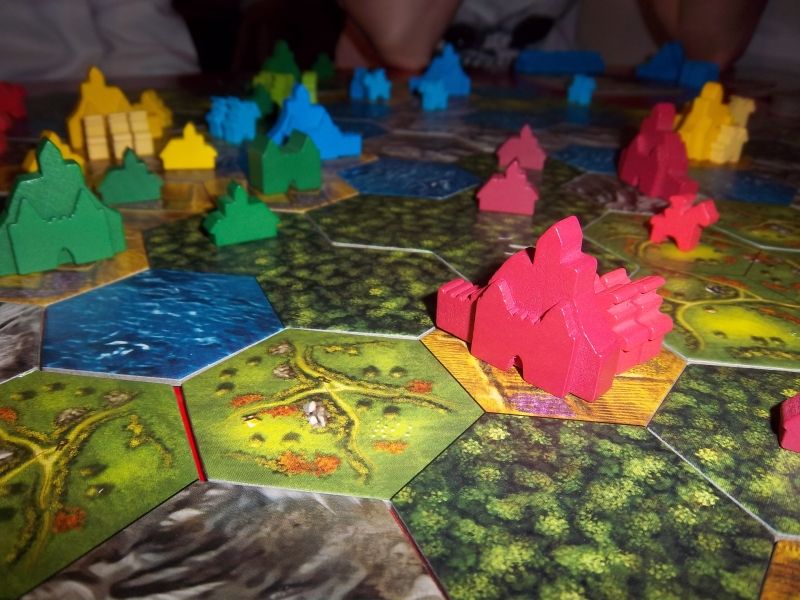 Un plan rapproché sur une cité...derrière, deux chevaliers sont planqués. 