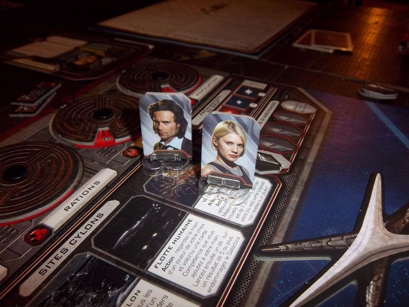 Les deux Cylons de la partie, un joli couple qui va mettre fin à l'humanité... le contraire d'Adam et Eve quoi...