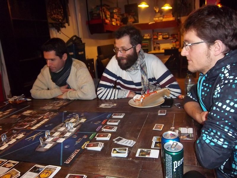 De g.à.d,  Chef Tyrol, Karl Agathon, l'amiral Adama : tous 3 dans l'équipe des humains, bientôt victimes des Cylons.