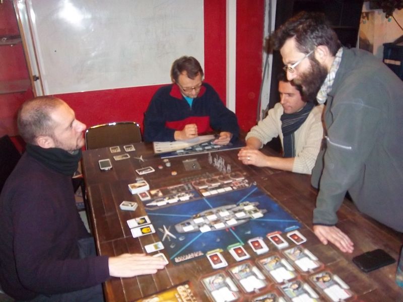 Le fourbe monsieur Sébastien "Baltar" à gauche, la fourbe monsieur Pierre "Starbuck" en bout de table qui lit les règles... 