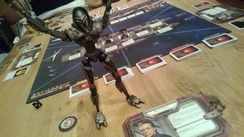 C'est l'occasion de sortir notre joli cylon. Regardez comme il est content d'ailleurs. 