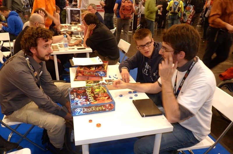 Cyril essaie comme à son habitude d'acheter ma loyauté avant le début de la partie, mais Bgarz la pécho !