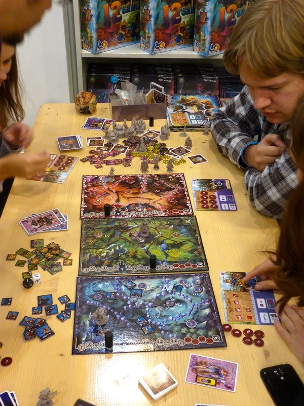 Le sublime plateau rempli d'extensions de 12 Realms