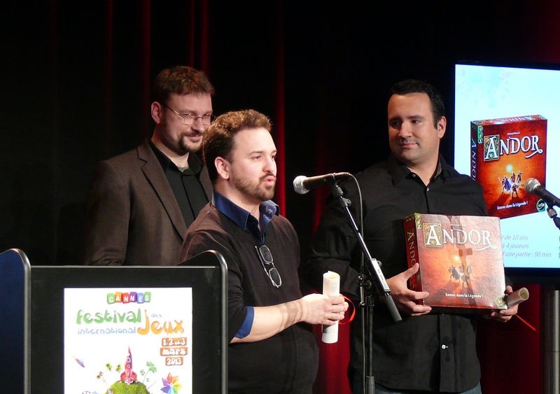 Oui je suis barbu, j'assume, et vous ?... *A droite* Jm'approche pas, déconnez pas !