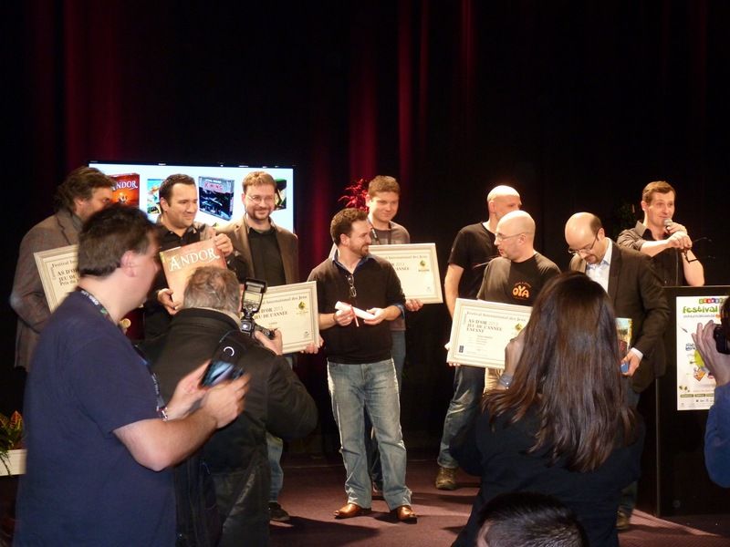 Euh et ben en fait on a tous gagné, FLASH, comment qu'on se la pète ! FLASH, Sans les lunettes... FLASH