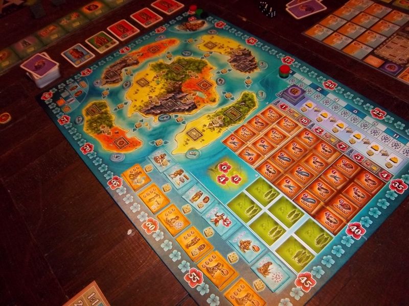 L'agréable plateau central de Bora Bora. Au fond, des cartes...et d'autres tuiles.