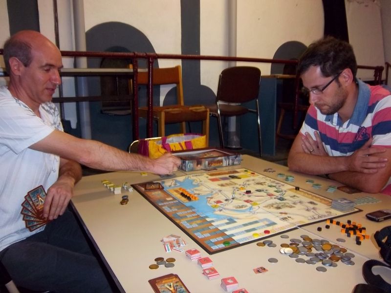 Tyrion décontracté, Lupo666 concentré, adoptant une position typique de certains joueurs d'Echecs.