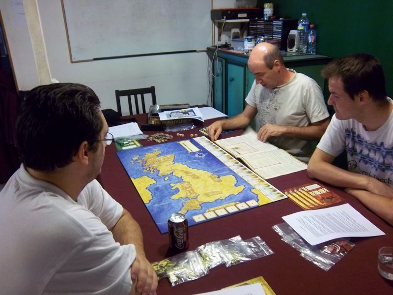 Tyrion explique les règles pour Minus (à droite), qui ne s'était encore jamais frotté à Britannia