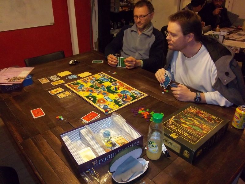 Monsieur Fringe s’apprête à jouer une carte...