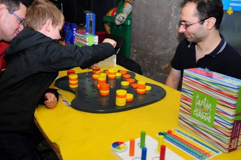 Art of Games avec "Avalam" (celui en bois auxquels ils jouent) et "Tactic Elastic"