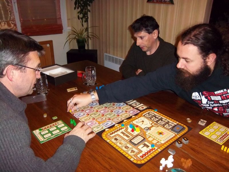 Et c'est monsieur Kevetoile qui joue le premier coup de la partie...au mauvais endroit puisqu'il se place en dehors du cadre fixé par l'équerre ;-)