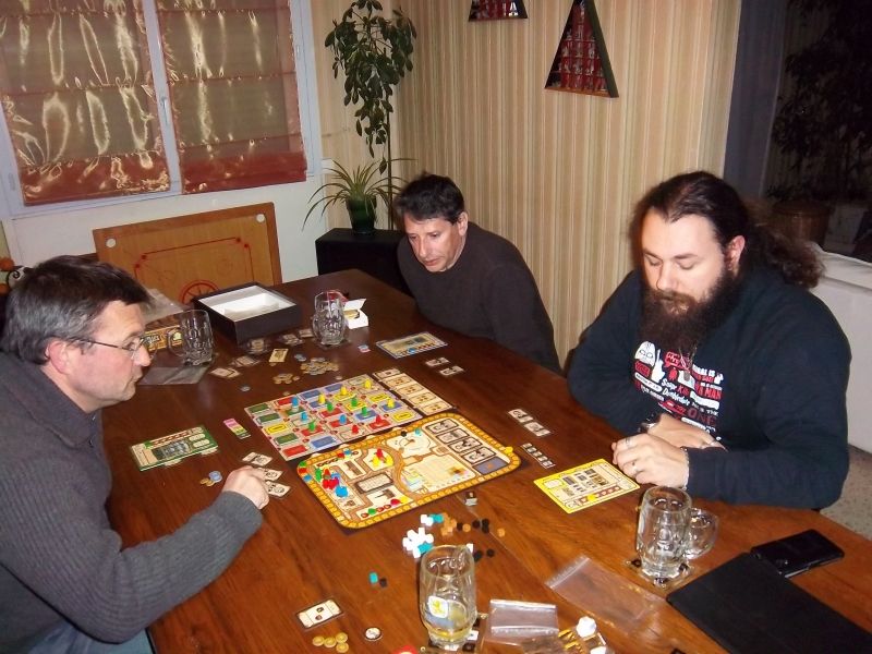 En fin de partie, les commentaires vont bon train sur les stratégies qui furent mises en oeuvre...