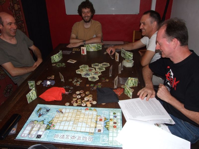 Avant la partie : explication détendue des règles...de gauche à droite : Tyrion, Thomas, Olivier et monsieur Brougnouf