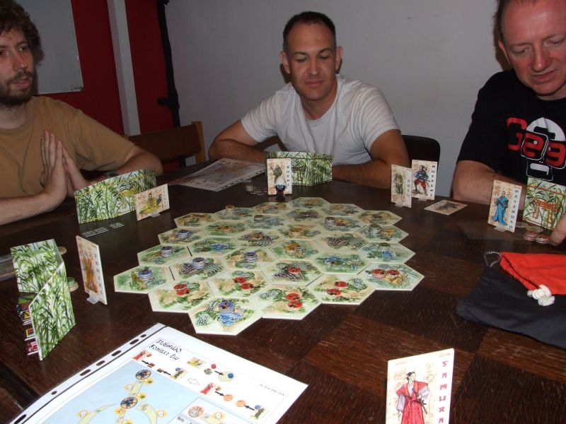 Les choses deviennent sérieuses : Thomas en prière, Olivier sourit sournoisement mais à hérité du caliméro destiné au joueur qui chouine un peu, Brougnouf se prépare à jouer...