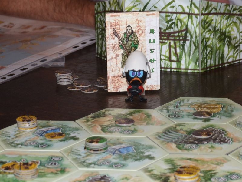 Oui, une coutume réçente par chez nous : Le Caliméro, qui va au joueur qui pleurniche sur sa situation (surtout quand on a le Bushi)...en générale, il fait le tour de la table plusieurs fois... :-)