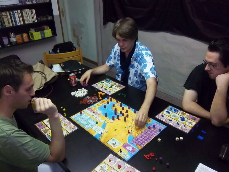 La partie commence, monsieur Unkle en action sous les regards de messieurs Fabrice et Magicnes