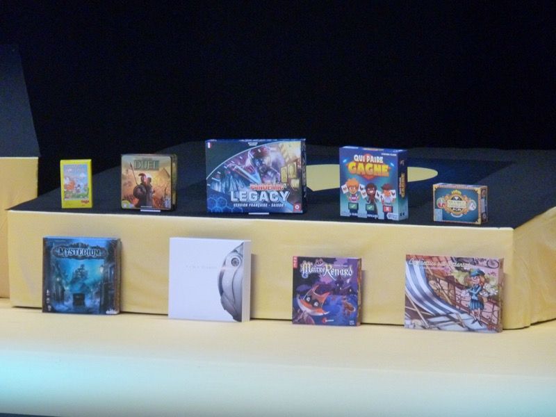 Les 9 jeux nominés dans les 3 catégories qui trônent au centre de la scène du théâtre Debussy