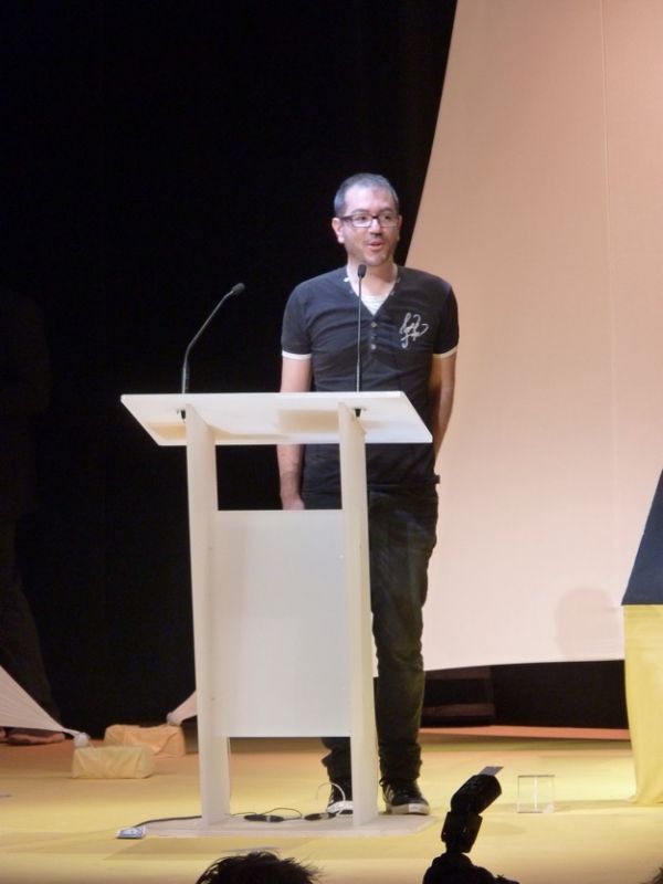 Régis qui récupère dans sa poche la lettre écrite par les 2 auteurs polonais mis à l'honneur ce soir.