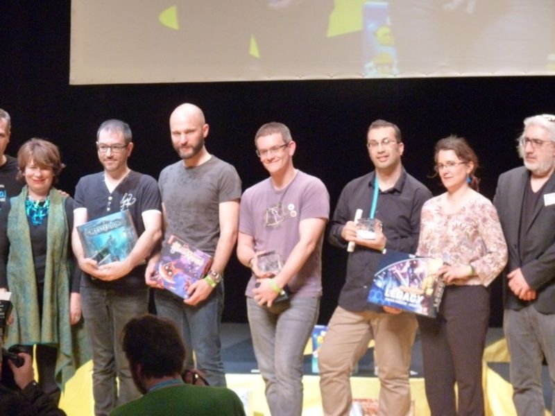 On est sur la scène du festival de Cannes... C'est pas du Chopard mais le trophée est très beau...