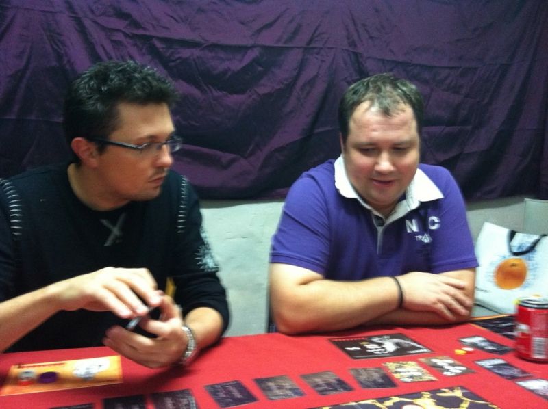 Lilajax expliquant les règles, Flavien manipulant déjà ses sorts