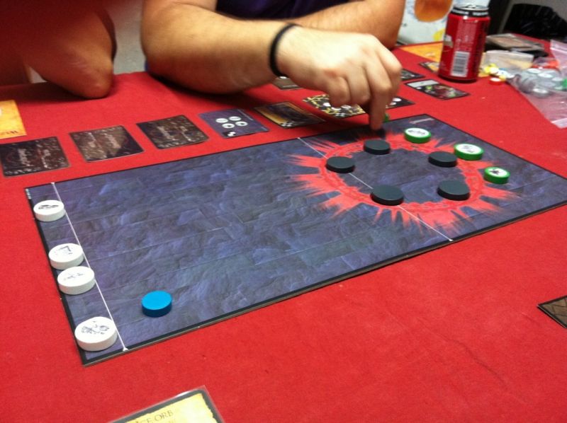 Le seigneur dragon place ses sbires dans cette étrange pièce... il tournera longtemps autour des piliers avec son Troll qui régénère... une ronde mortelle... pour lui !