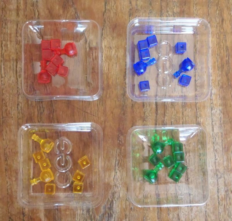 <FONT size="2pt">.. sur lesquelles poser les cubes action à la couleur de chaque joueur (les petits récipients ne servent pas vraiment à les conserver ; photo non contractuelle :-p).</FONT>