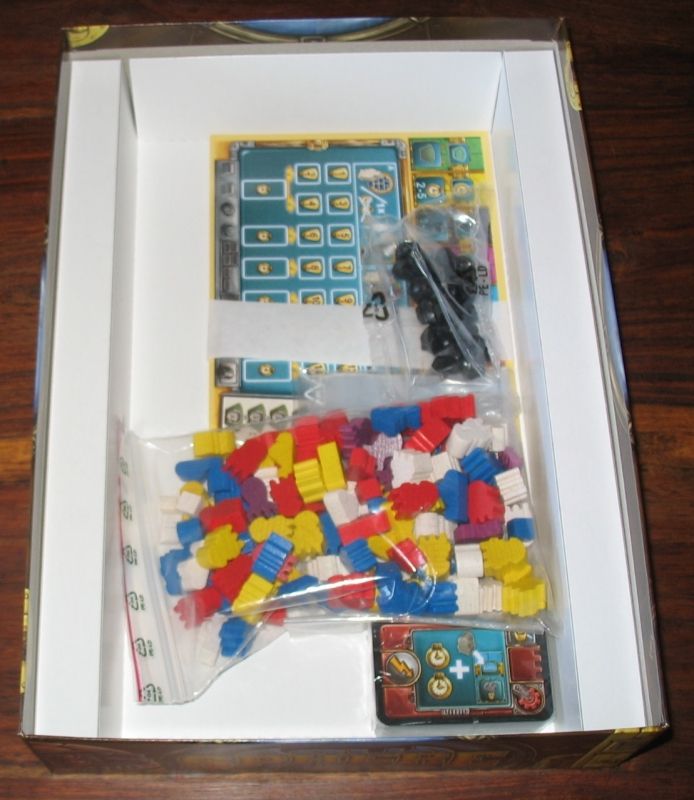 Des pions en bois, des cartes, des plateaux et des gemmes.