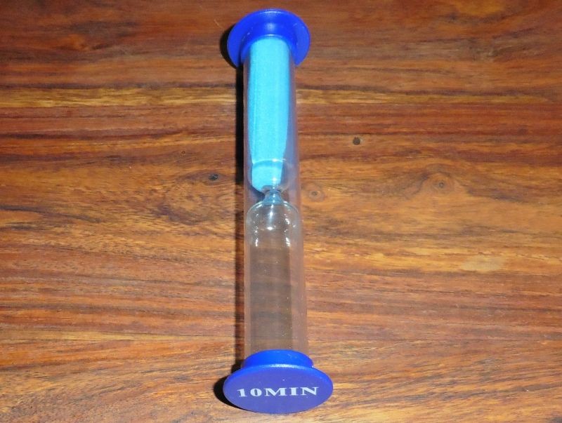 Oui il s'agit bien d'un sablier de 10 minutes !!! Il faudra le retourner à mi-partie ;)